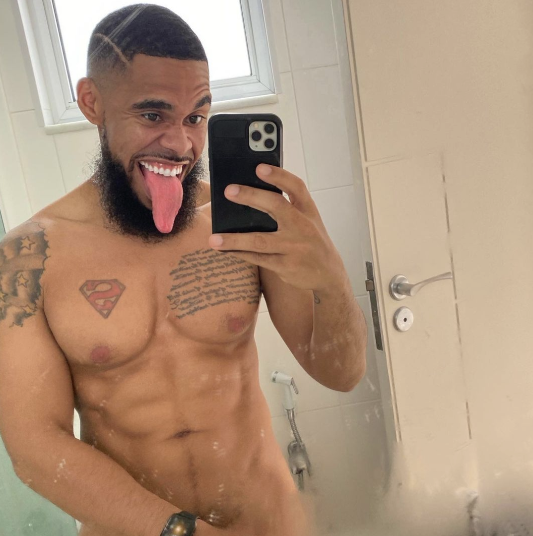 check out who @rickstarrr is giving a tongue bath | inside jamari fox